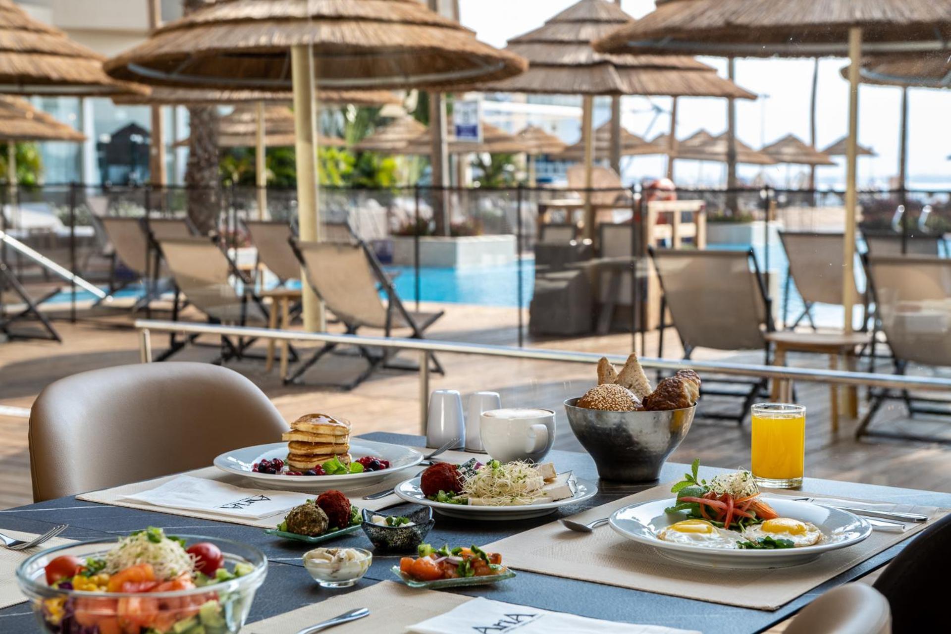 Aria Hotel Ейлат Екстериор снимка A buffet at a hotel